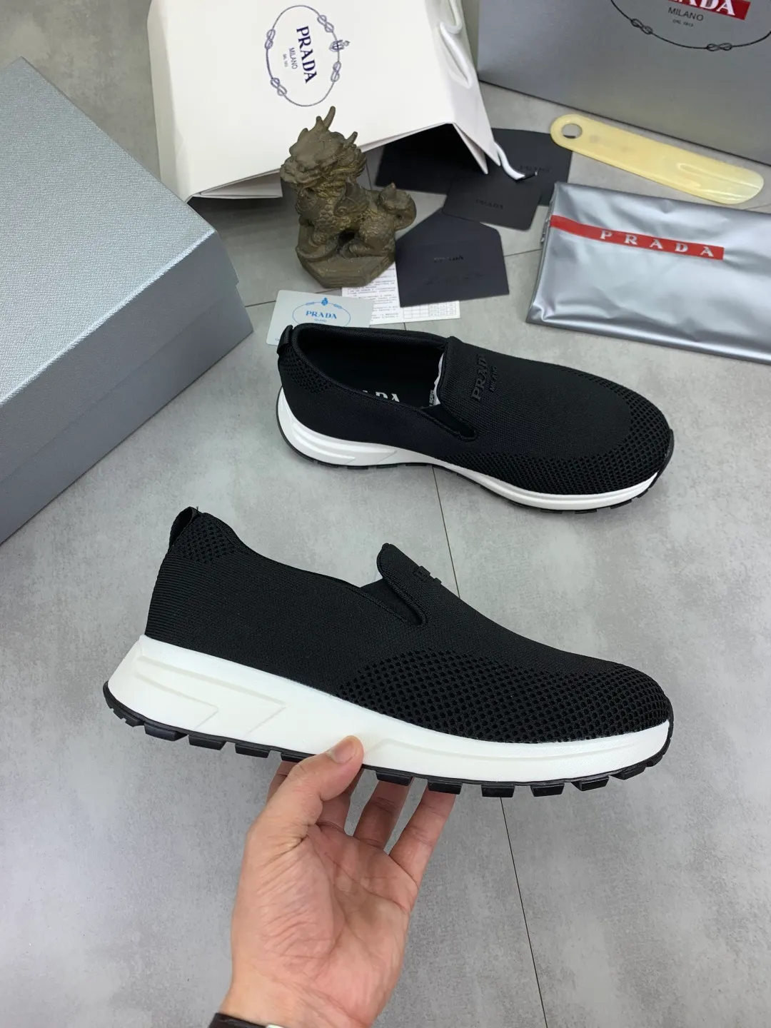 Men's shoes 💰P560💰[New model] Flying weave series (summer must-have) is now available on the official website, 🆘 Trendy brand (Prada) mainly promotes popular models, avant-garde and versatile fashionable men's shoes, private version molding, cowhide surface splicing 1:1.. Simple fashion, original imported cowhide lining and cowhide feet; the atmosphere and personality are more fashionable, eye-catching and pursuing class. It will subvert the old idea and be a must-have for fashion trendsetters with you! Must keep it for yourself! High-end comfort and low-end, high-end quality workmanship. Size: 38-45 6️⃣colors available.